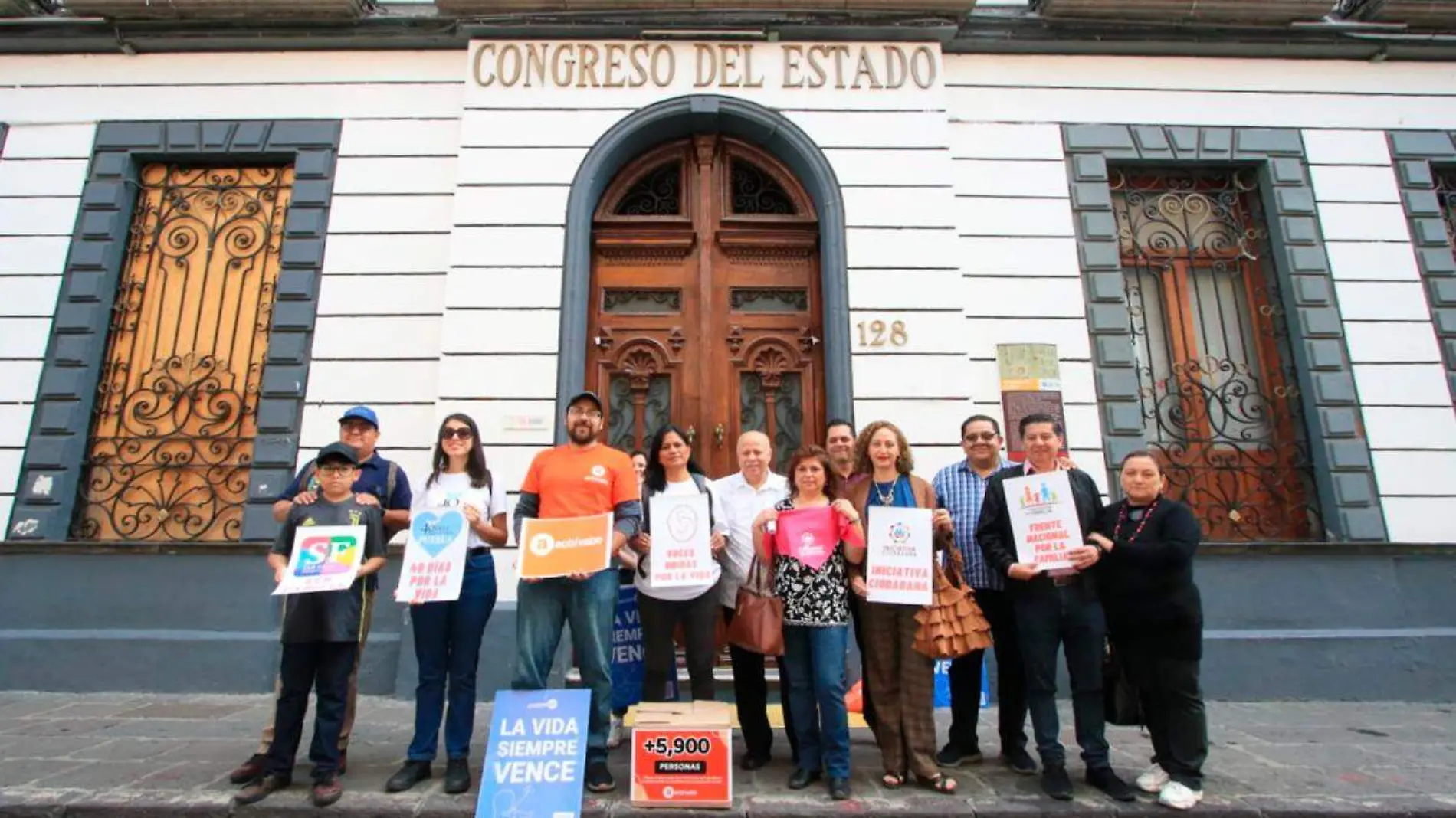 Asociaciones en contra del aborto realizan protesta en el congreso